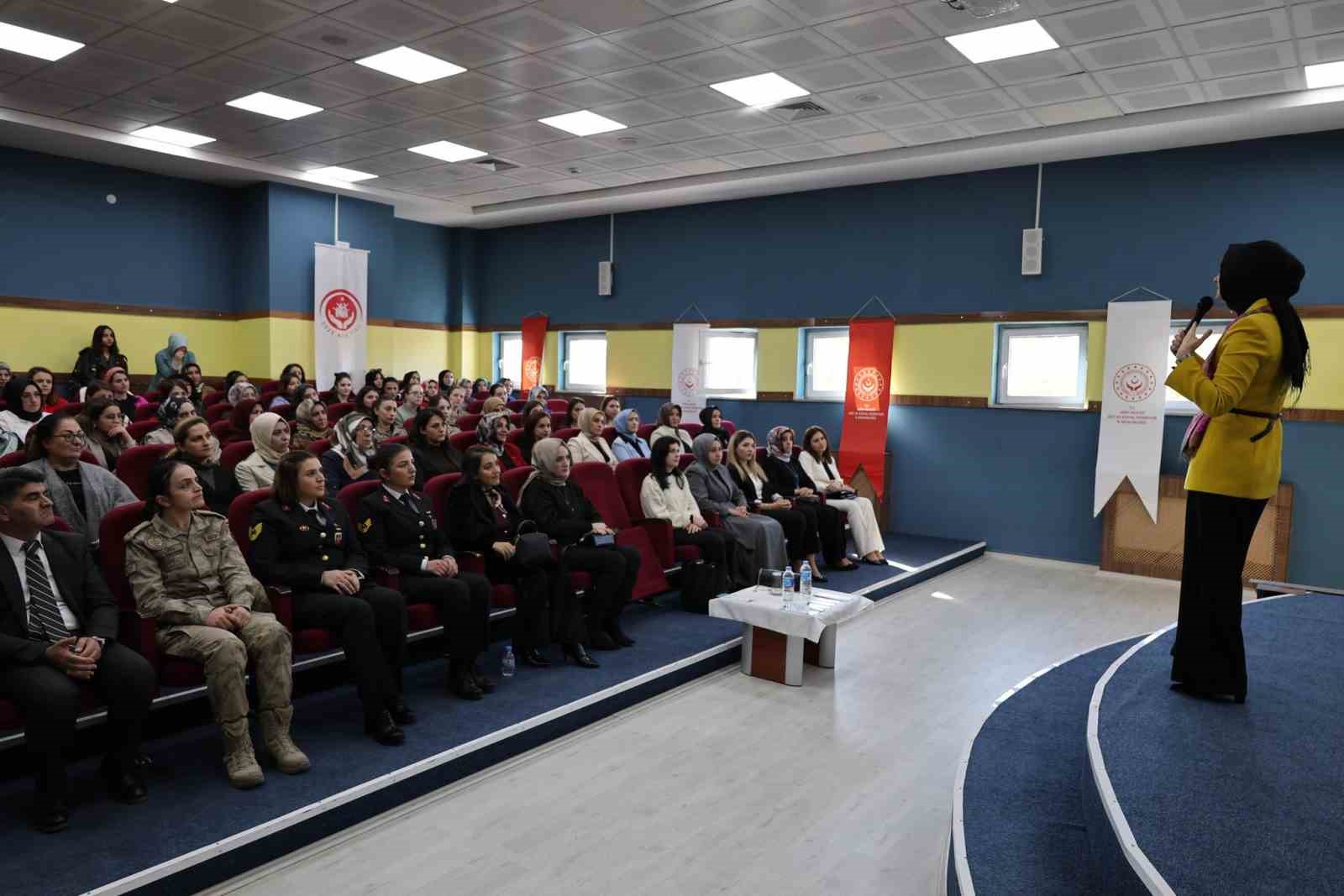 Koruyucu ailelik bilinci Ağrı&rsquo;da g&uuml;&ccedil;leniyor
