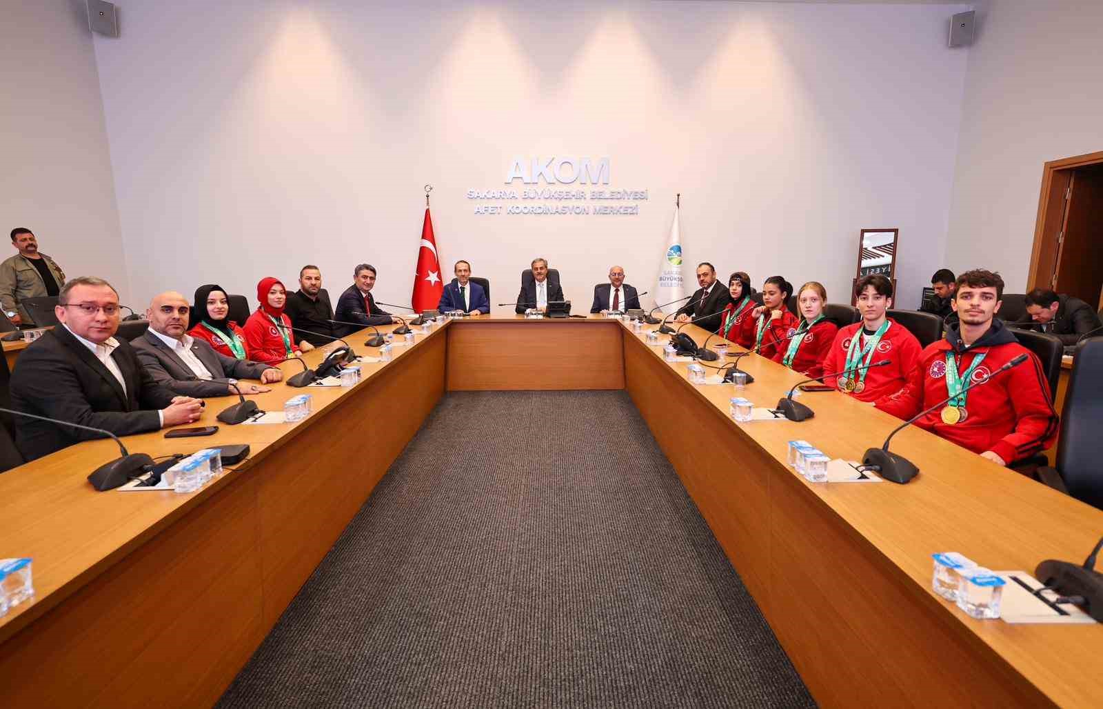 Başkan Yusuf Alemdar &Ccedil;in&rsquo;de tarih yazan d&uuml;nya şampiyonlarını ağırladı
