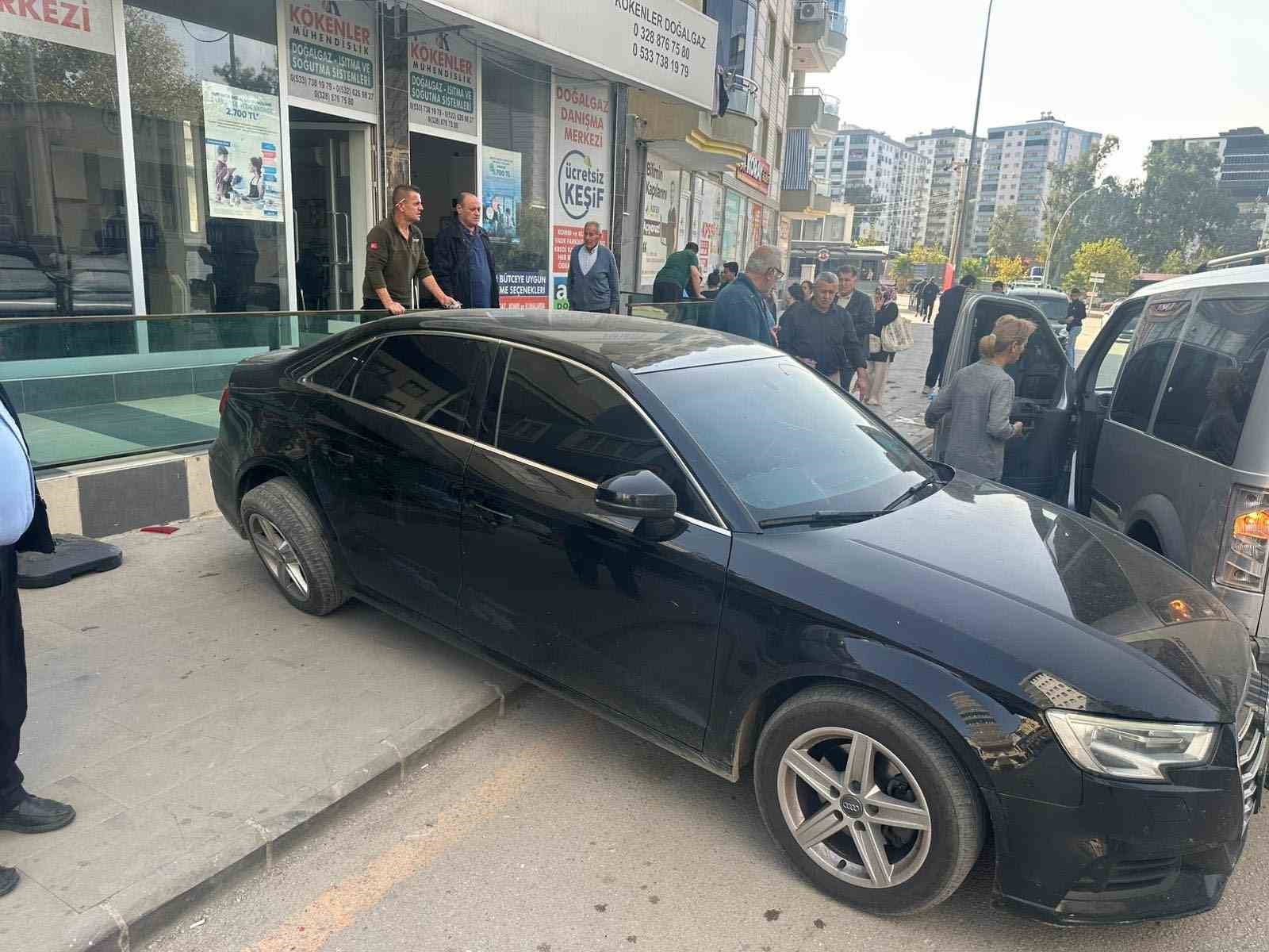 Kontrolden çıkan otomobil park halindeki araca çarptı: Temizlik işçisi son anda kurtuldu