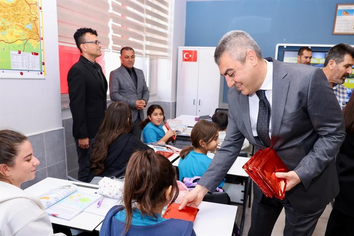 Vali Toros, Şehit &Ouml;zkan Demir Ortaokulunun a&ccedil;ılışına katıldı
