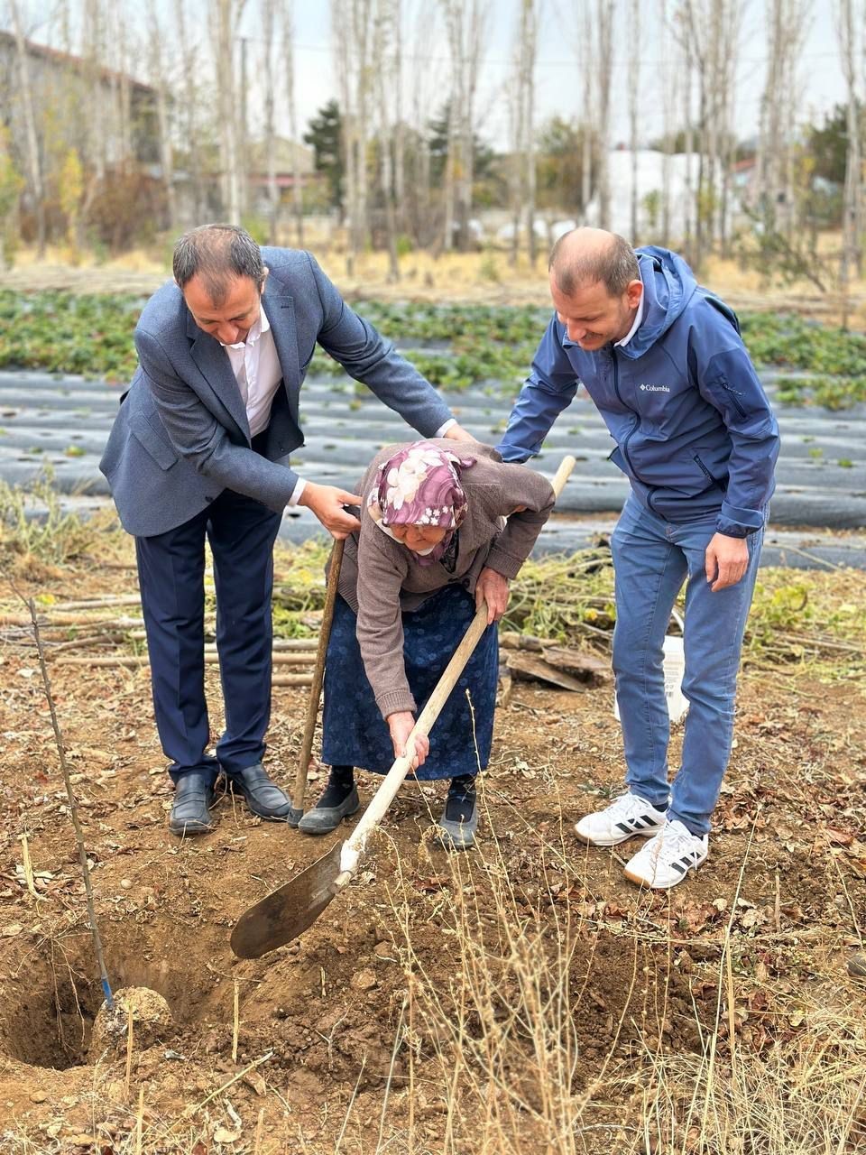 H&uuml;y&uuml;k&rsquo;te evde sağlık hizmetinden yararlanan yaşlı hastalar adına fidan dikildi

