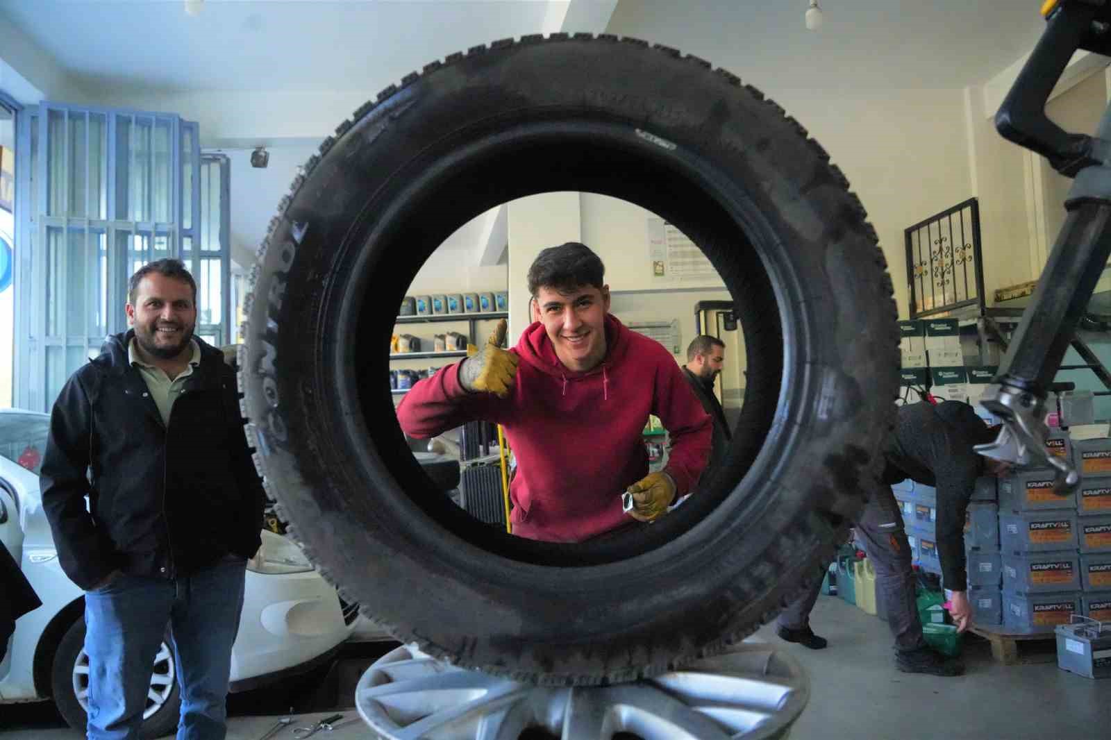 Muş’ta lastikçilerde kış lastiği yoğunluğu başladı