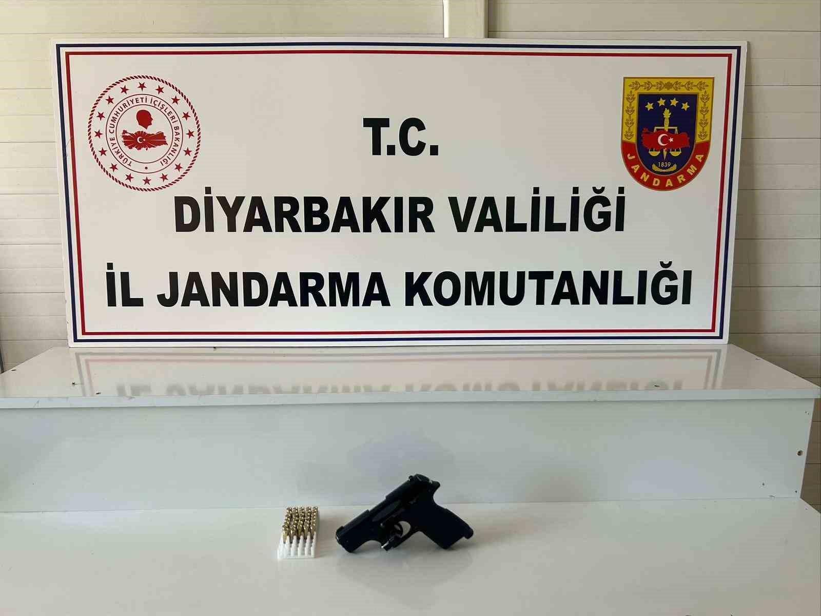 Diyarbakır’da JASAT’ın çalışmalarında tabancalar ve mühimmatları ele geçirildi
