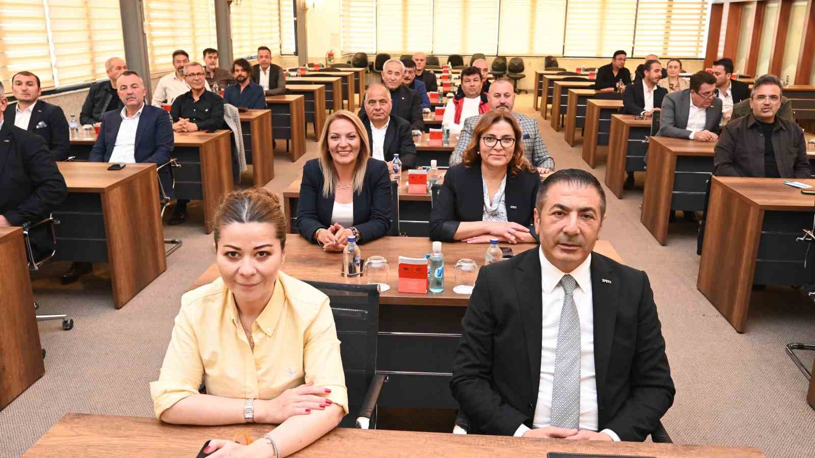 Başkan Erdoğan meclis &uuml;yelerine "Biz bir aileyiz" diye seslendi
