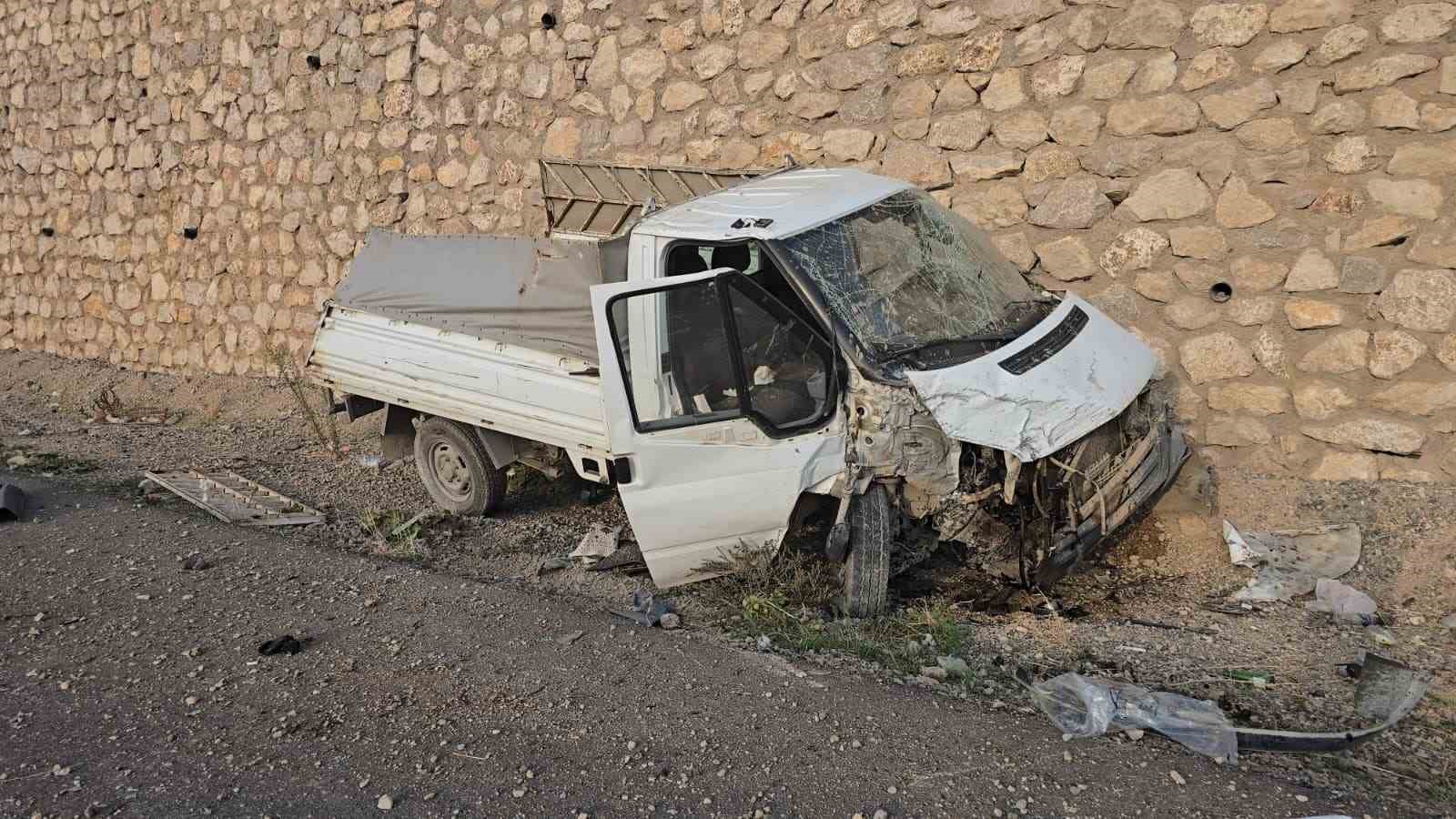 Kamyonet hafif ticari araca arkadan çarptı: 4 kişi yaralandı