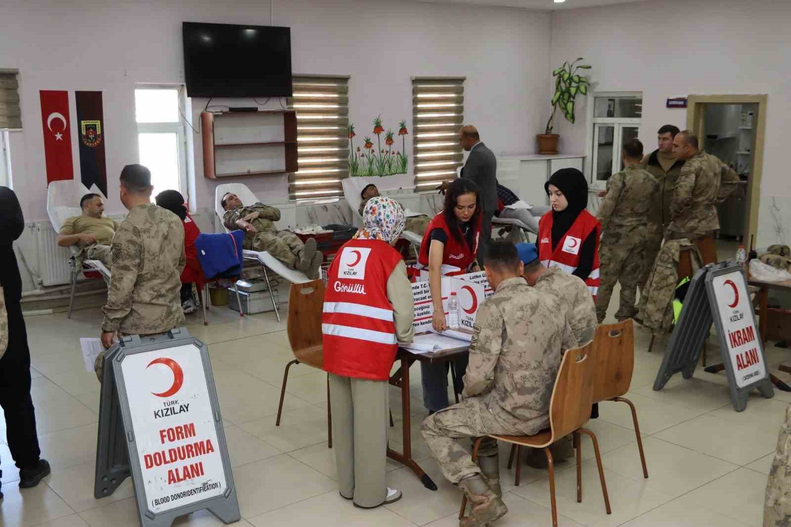 Jandarma personelinden Kızılay’a kan bağışı desteği
