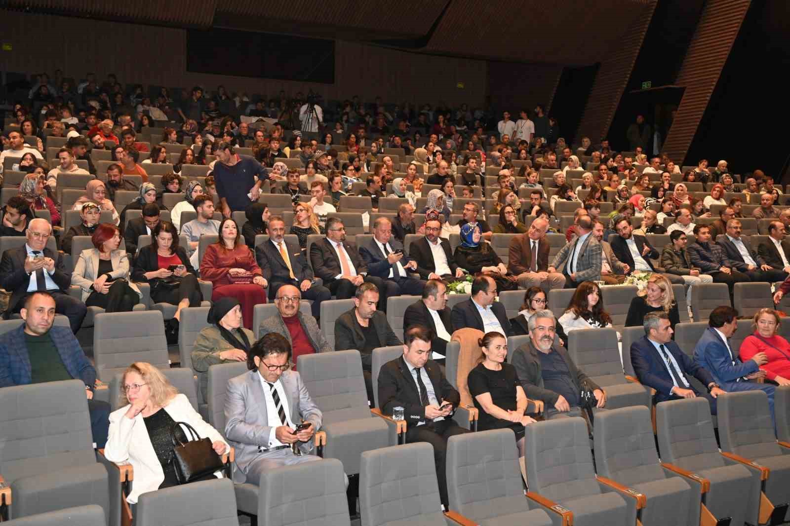 Isparta Belediyesi Şehir Tiyatroları "Eyvah Yine Karıştı" adlı komedi oyunu ile perdelerini açtı