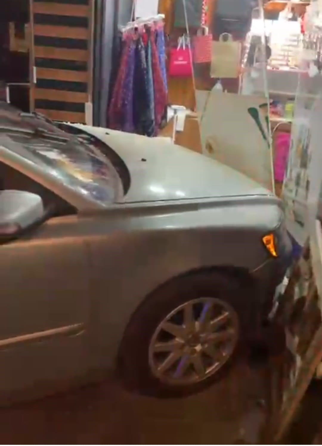 Fren yerine gaza basınca otomobil dükkana girdi