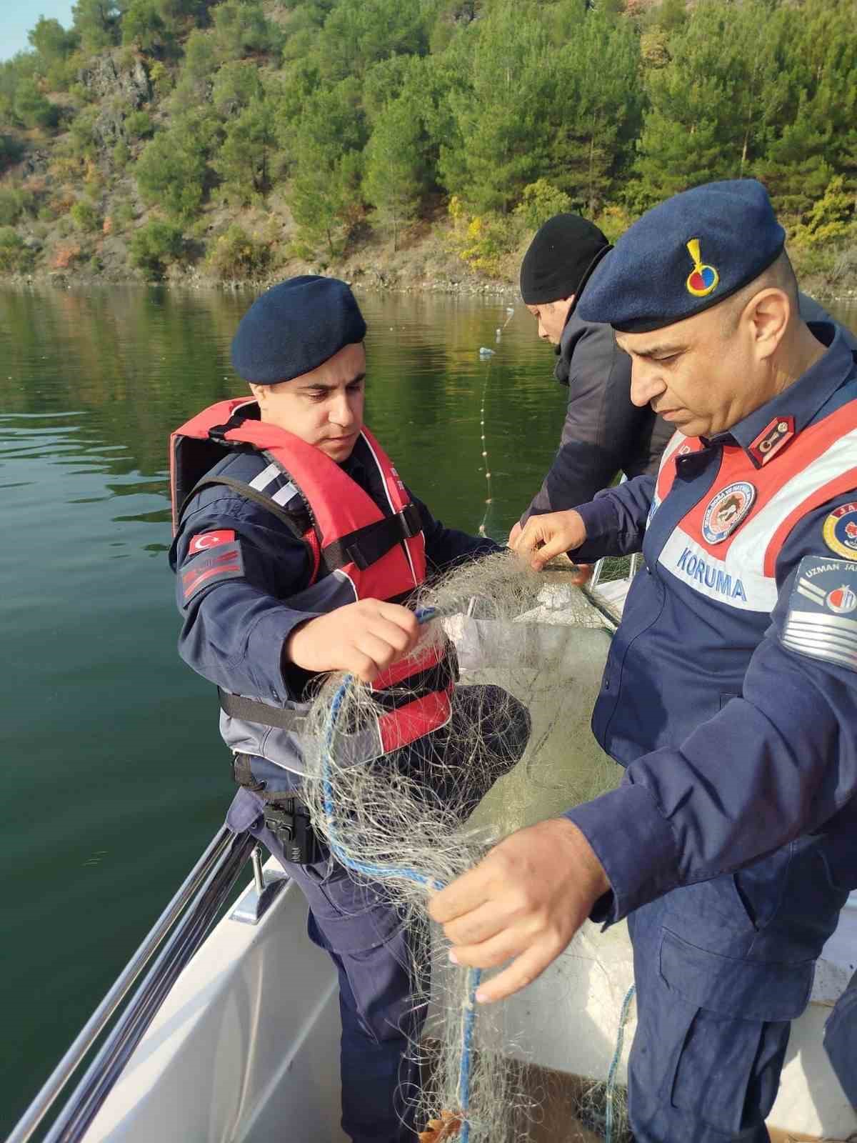 Baraj gölüne 135 metre kaçak ağ sererken jandarmaya yakalandılar