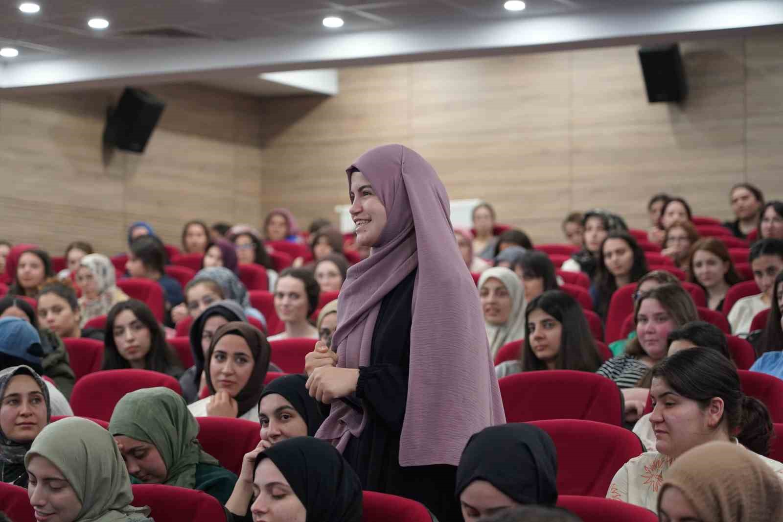 Rektör Akkaya ile Rektör Alican "Gençlerle Baş Başa" programında öğrencilerle bir araya geldi