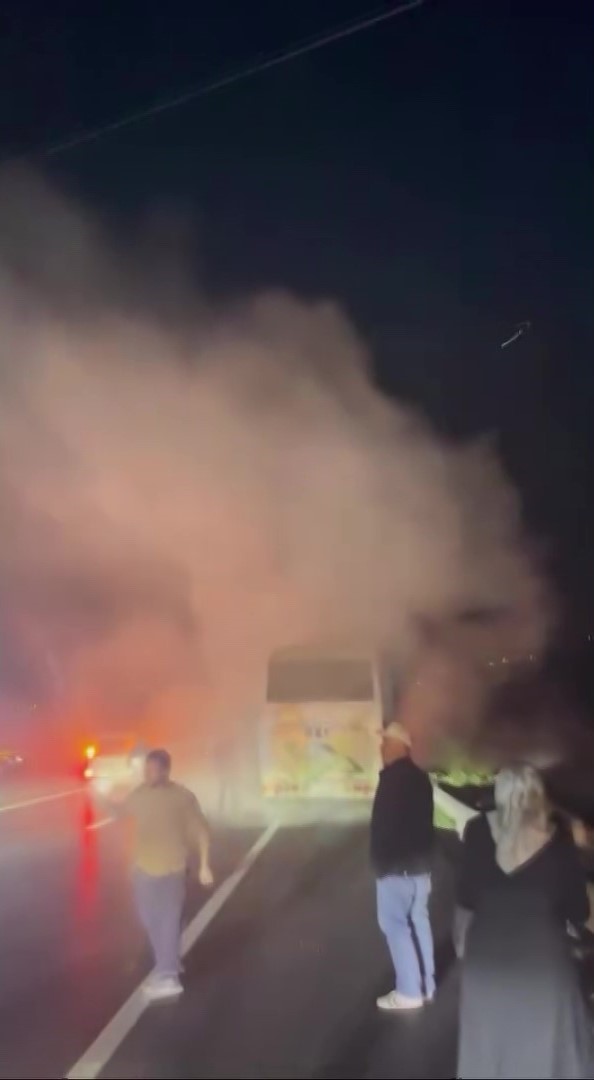 Dumanların yükseldiği yolcu midibüsündeki yangını muhtar ve vatandaşlar önledi