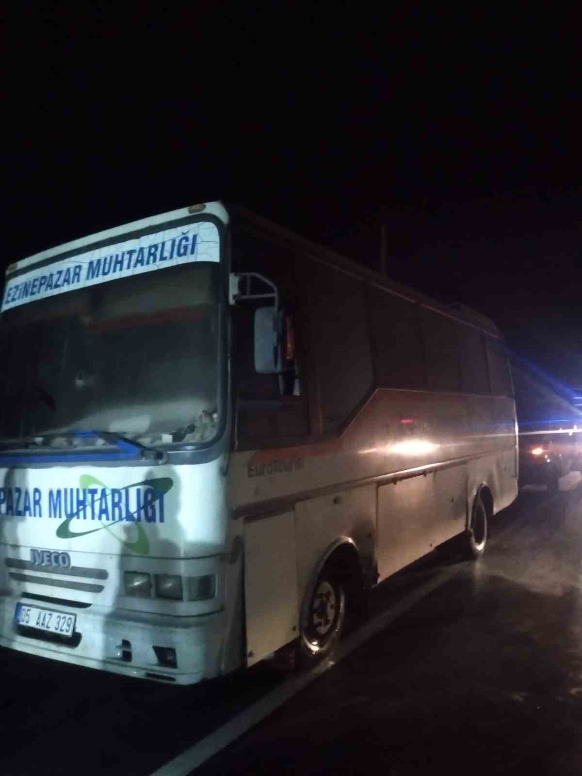 Dumanların yükseldiği yolcu midibüsündeki yangını muhtar ve vatandaşlar önledi
