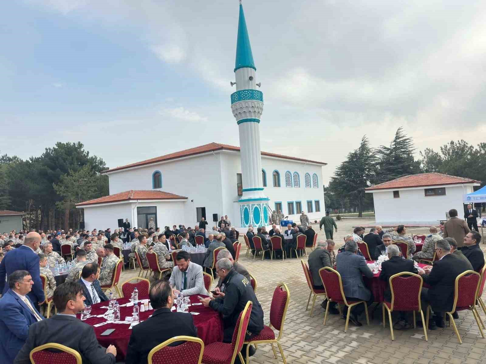 Merzifon 5’inci Ana Jet Üssü’nde inşa edilen Mehmetçik Camii ibadete açıldı
