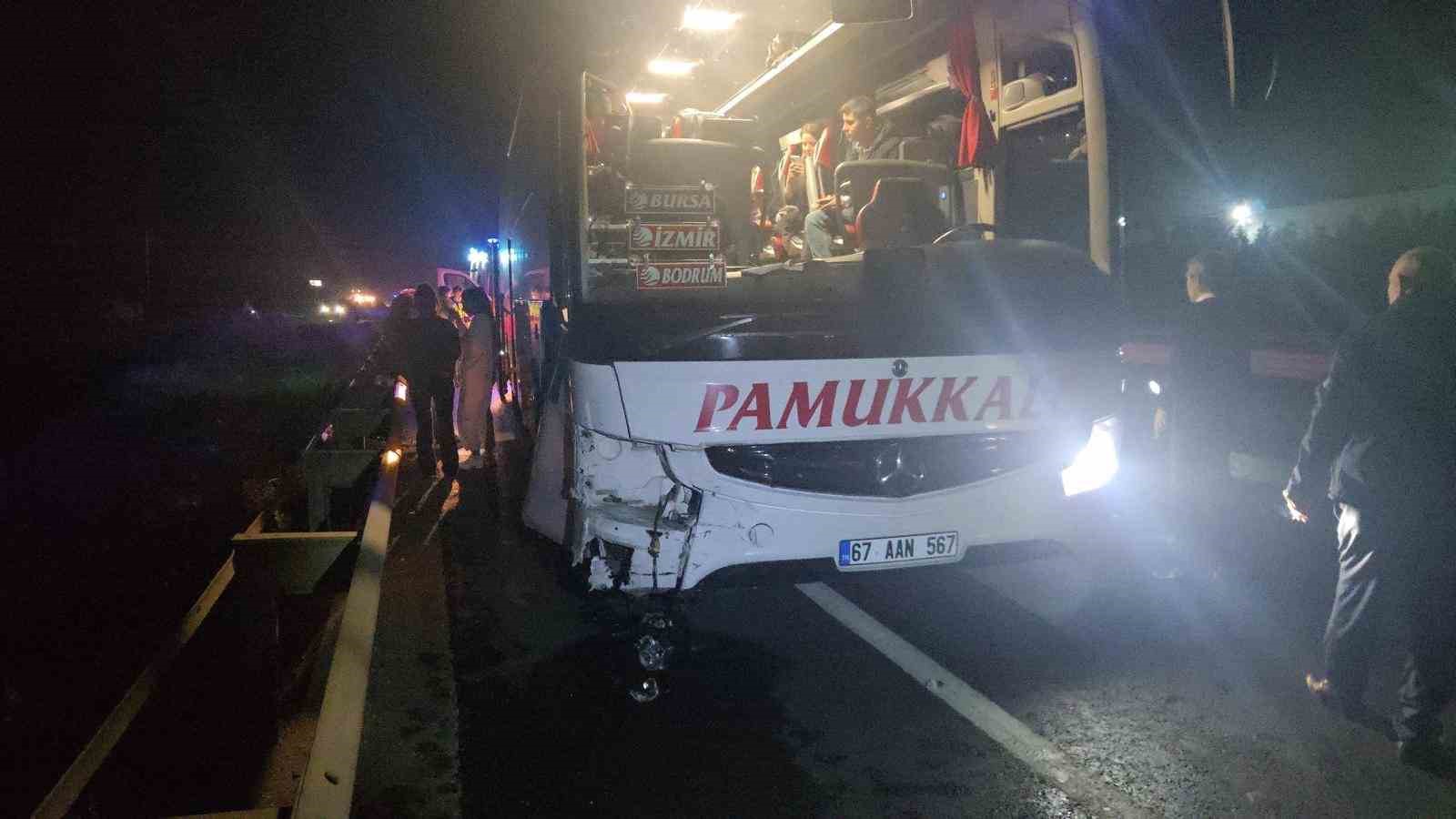 Freni boşalan otomobil yolcu otobüsüyle çarpıştı