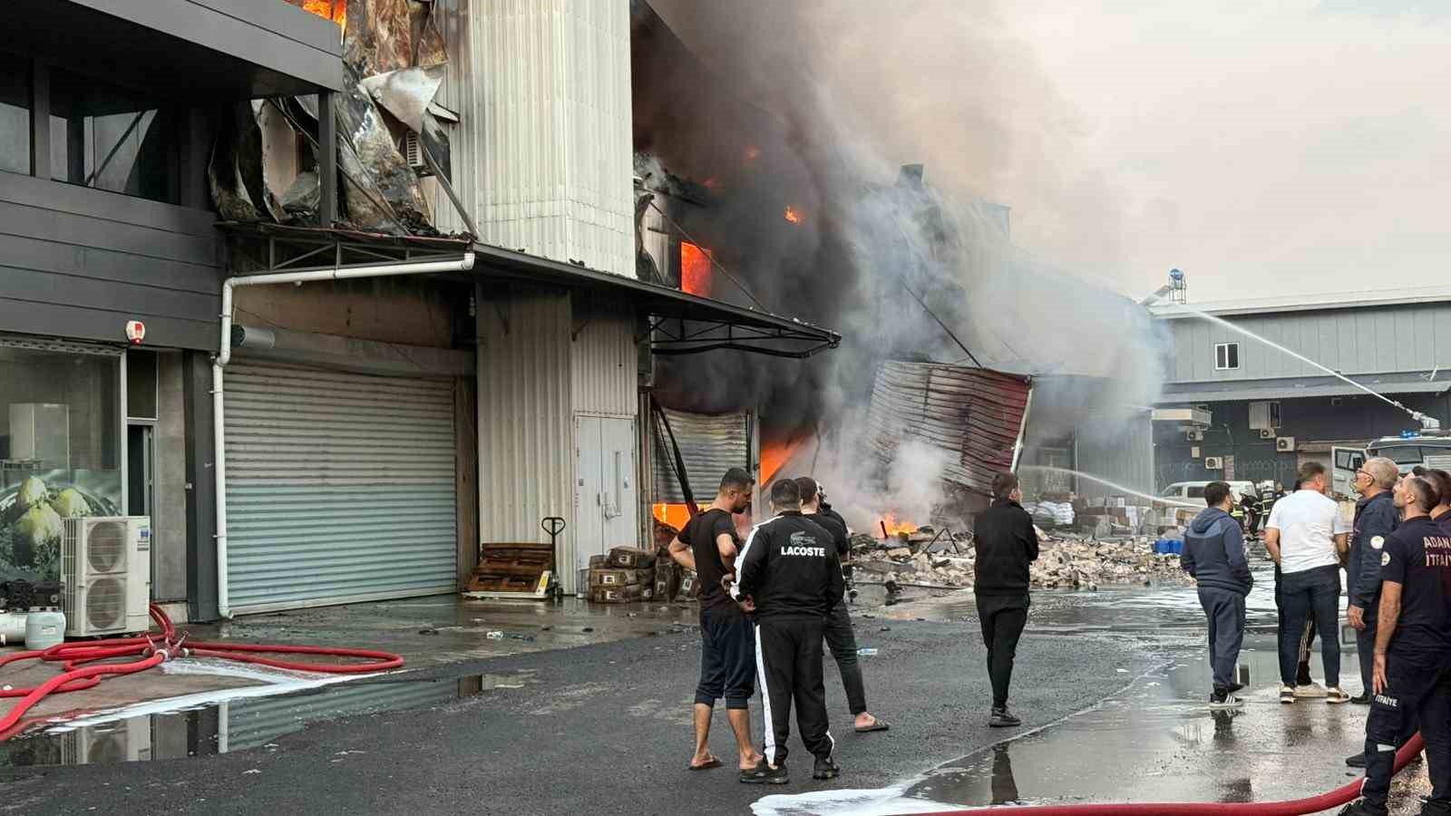 Hırdavat dükkanında çıkan yangını söndürme çalışmaları devam ediyor: Yangın, havadan görüntülendi