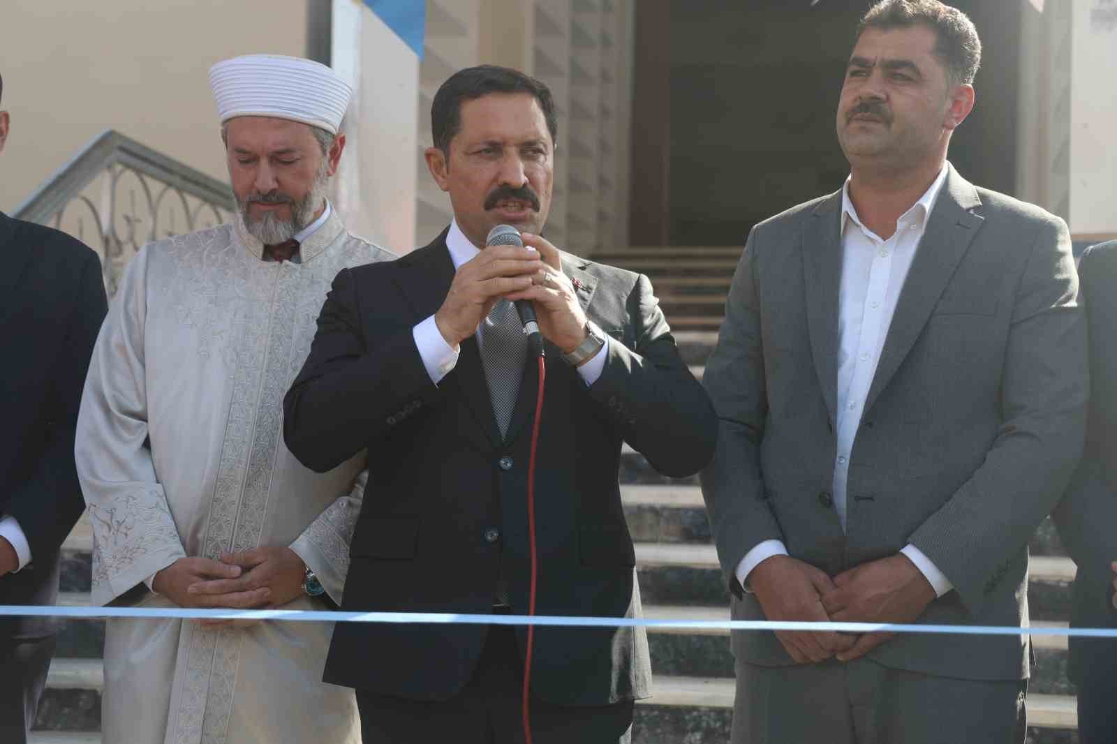 Depremin yıktığı kentte inşası tamamlanan 107&rsquo;nci cami ibadete a&ccedil;ıldı
