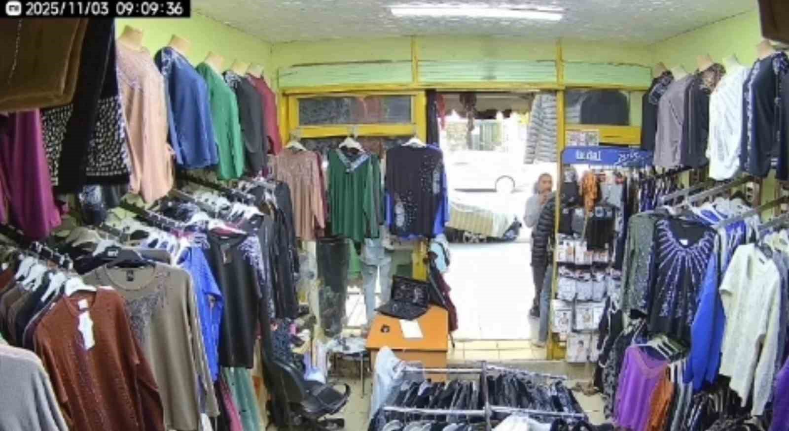 Mankenin üstündeki 1000 TL’lik montu kendi malıymış gibi gitti