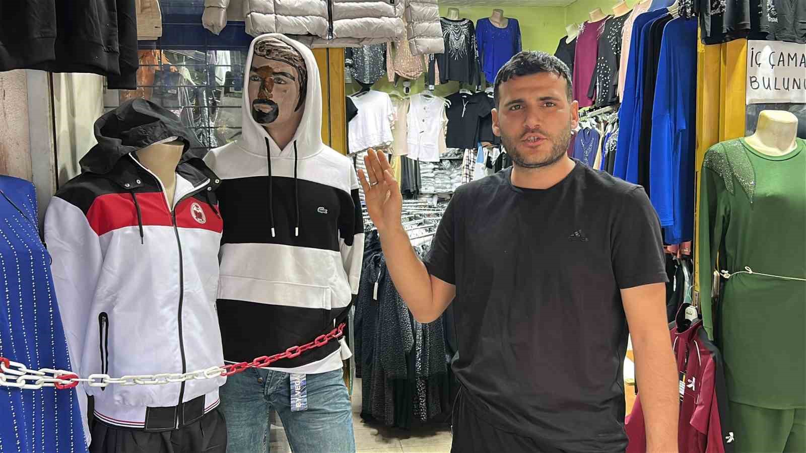 Mankenin &uuml;st&uuml;ndeki 1000 TL&rsquo;lik montu kendi malıymış gibi gitti
