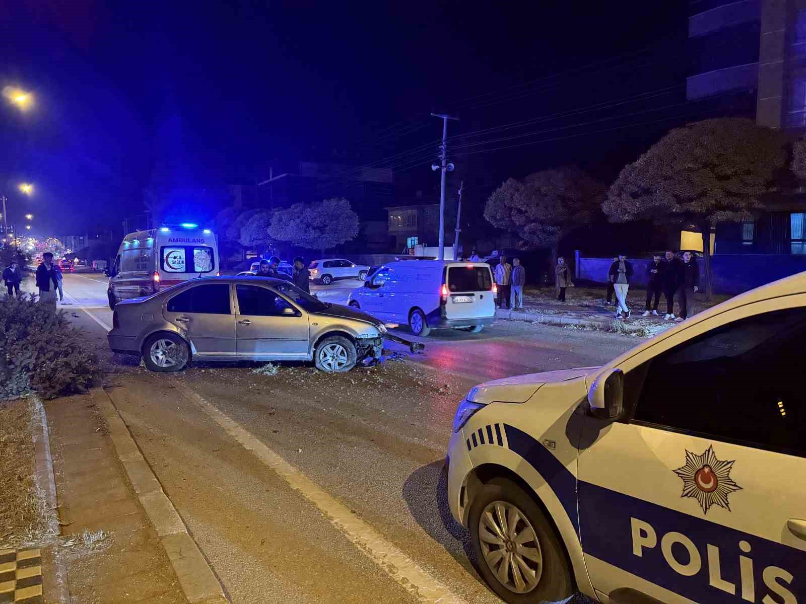 Kontrolden &ccedil;ıkan otomobil ref&uuml;je &ccedil;arptı: 1 yaralı
