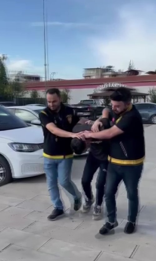 &Ouml;nce g&uuml;venlik kamerasına sonra polise yakalanan hırsız tutuklandı
