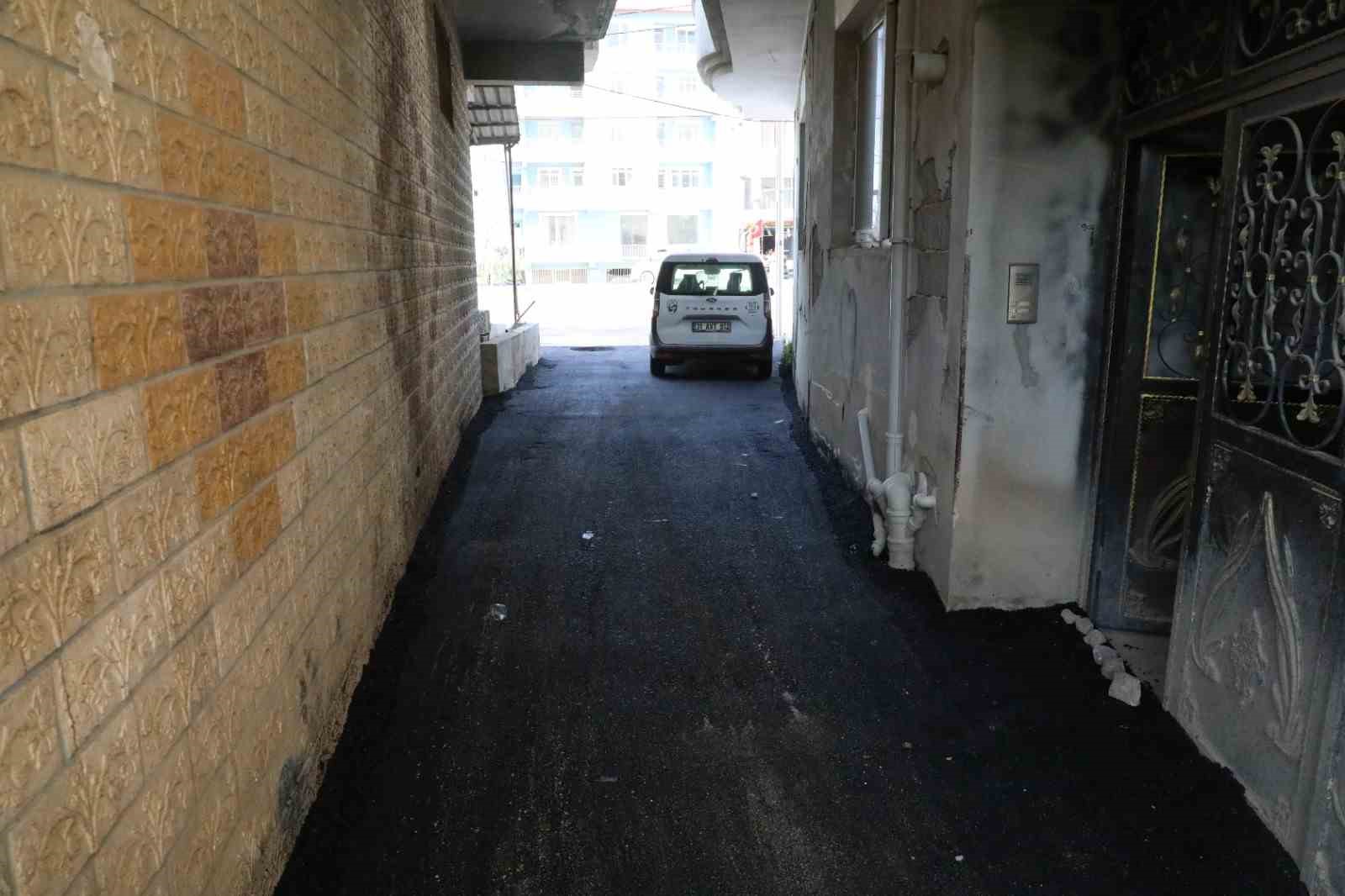 &Ouml;zel gereksinimli birey Sebahattin, evinin bulunduğu sokakta rahat&ccedil;a y&uuml;r&uuml;yebilsin diye yollar asfaltlandı
