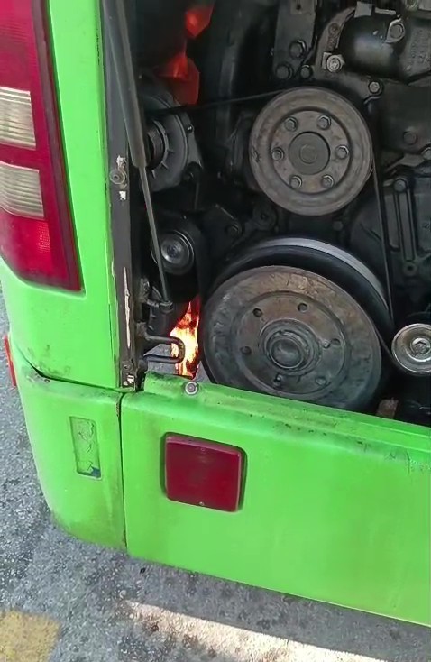 Denizli&rsquo;de yanmaya başlayan halk otob&uuml;s&uuml;nde facia ucuz atlatıldı
