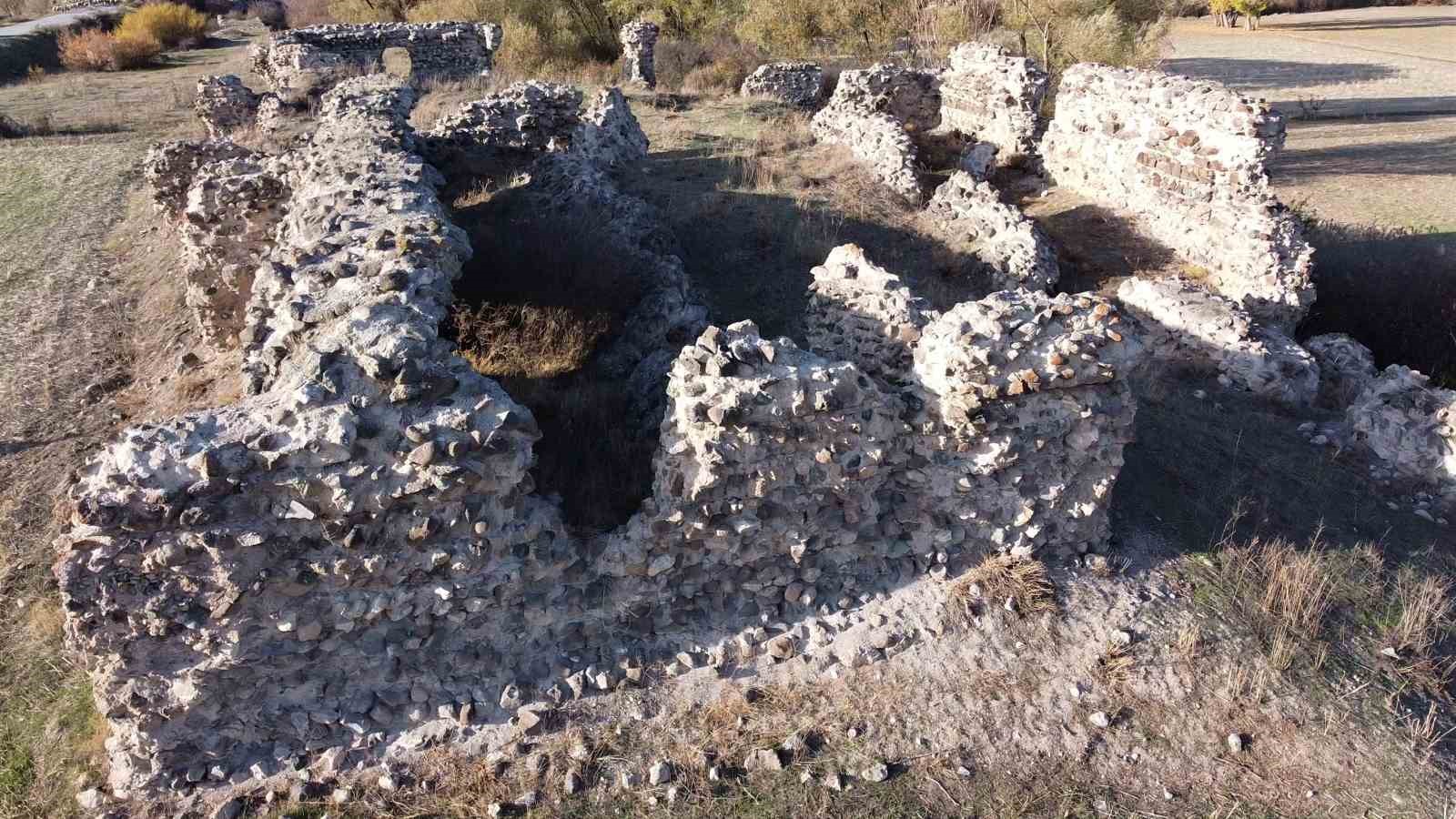 Asırlara meydan okuyan han, restore edilmeyi bekliyor