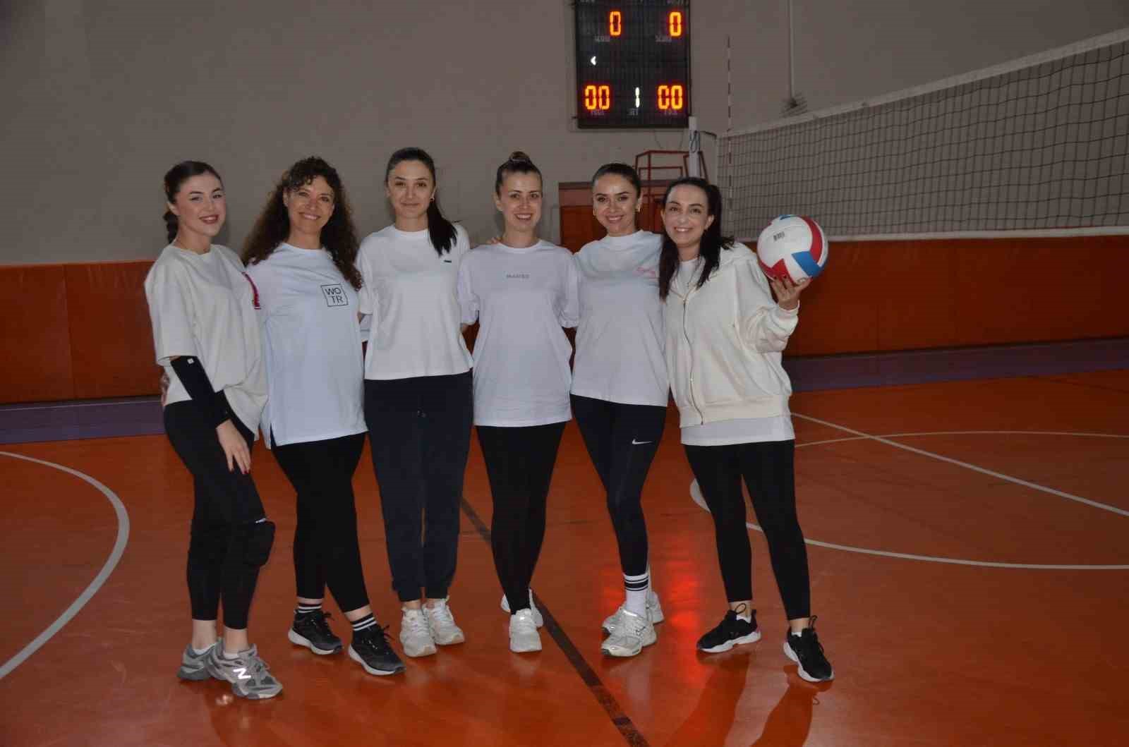 Kadın öğretmenlerden oluşan voleybol takımı erkeklere meydan okuyor