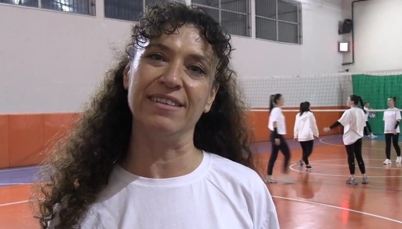 Kadın öğretmenlerden oluşan voleybol takımı erkeklere meydan okuyor
