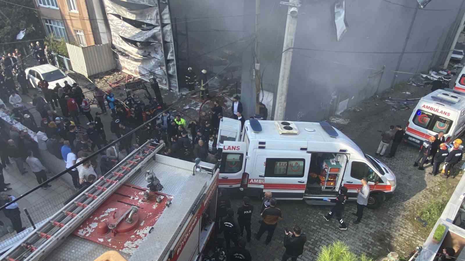 Parf&uuml;m dolum tesisinde &ccedil;ıkan yangıda 6 iş&ccedil;inin i&ccedil;eride olduğu iddia edildi
