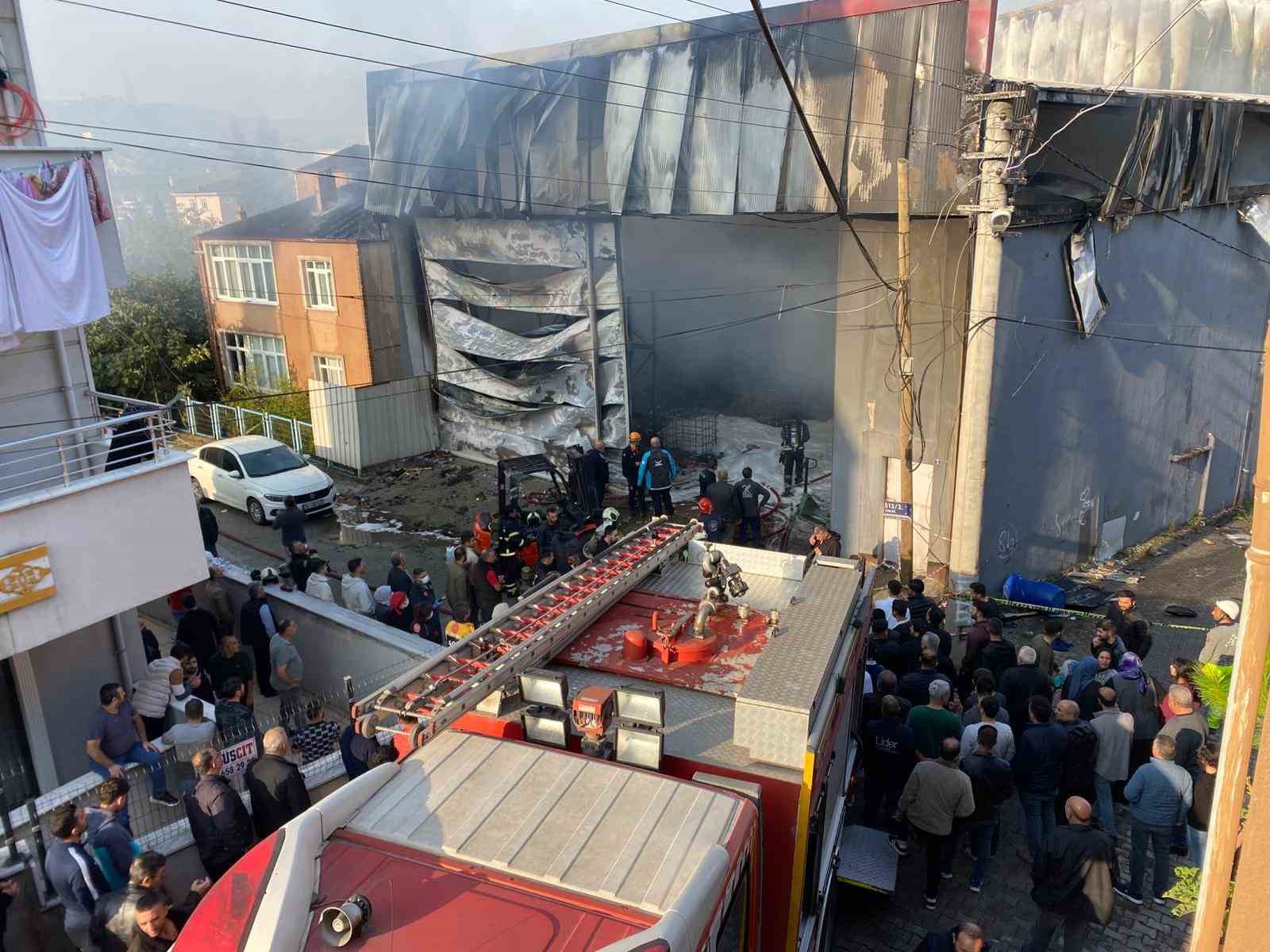 Parfüm dolum tesisinde çıkan yangıda 6 işçinin içeride olduğu iddia edildi
