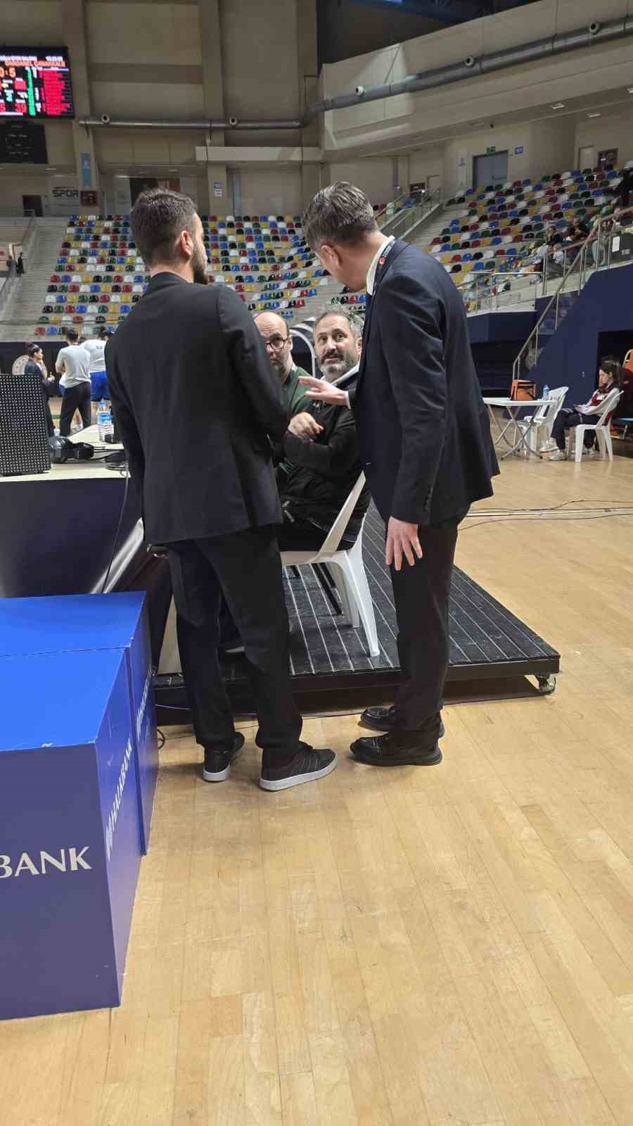 Kadınlar Basketbol Süper Ligi maçında anonsçu olmayınca görev gazeteciye düştü
