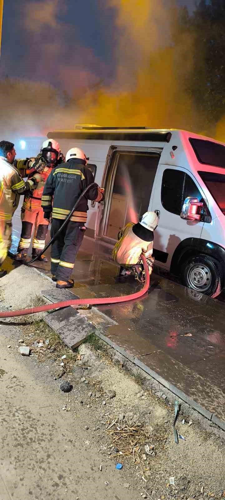 Diyarbakır’da itfaiye ekiplerinin karavan yangınına müdahalesi kask kamerasında