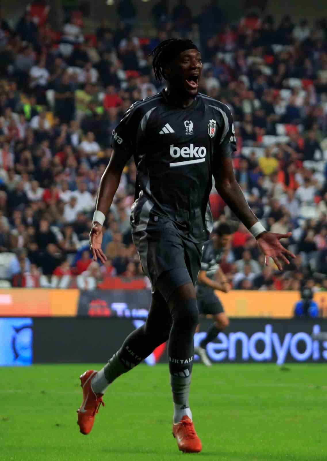 Trendyol Süper Lig: Antalyaspor: 0 - Beşiktaş: 2 (İlk yarı)
