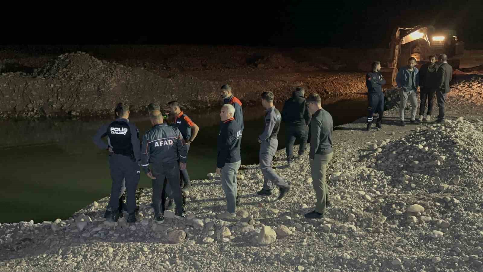 Gölete düşen kamyonet ekipleri harekete geçirdi