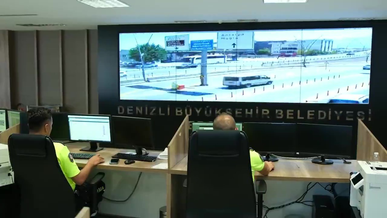 Kuralları hi&ccedil;e sayan s&uuml;r&uuml;c&uuml;ler kameralara yakalandı
