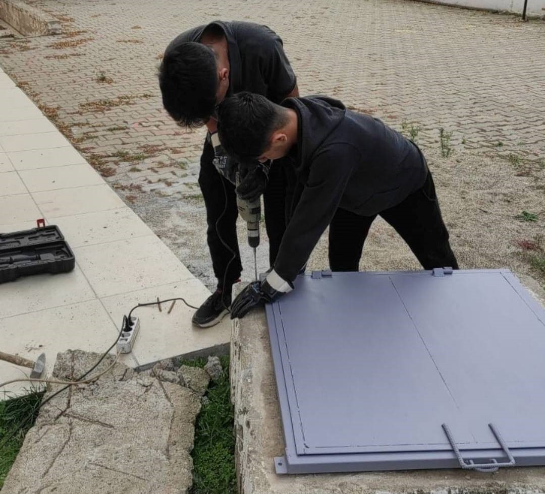 Emet&rsquo;te Mesleki ve Teknik Anadolu Lisesi &ouml;ğrencileri eski ve riskli r&ouml;gar kapaklarını yenileriyle değiştirdi
