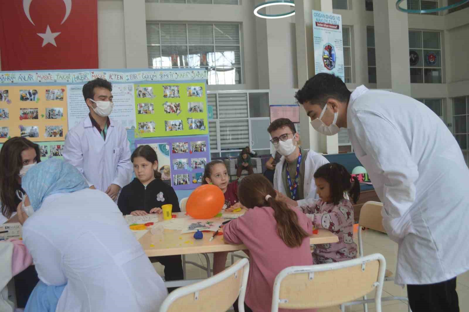 Tıp Fak&uuml;ltesi &ouml;ğrencileri &rsquo;l&ouml;semili&rsquo; &ccedil;ocuklara dikkat &ccedil;ekti

