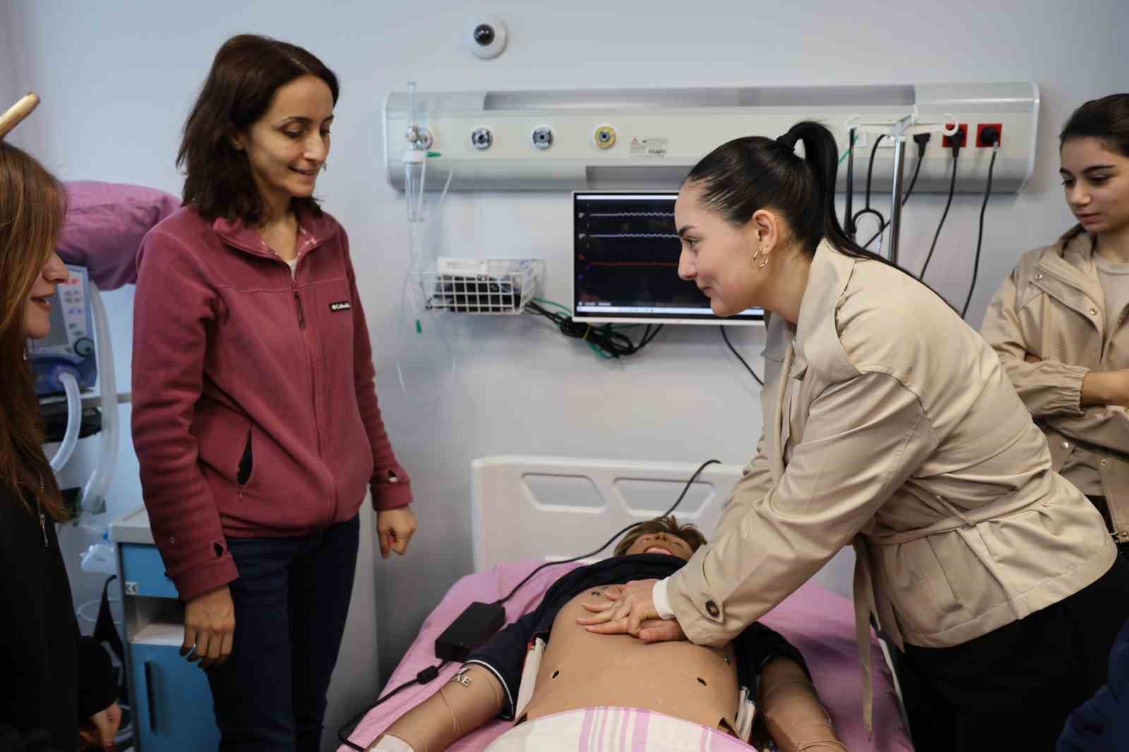 Liseli gen&ccedil;ler D&uuml;zce &Uuml;niversitesi&rsquo;nde
