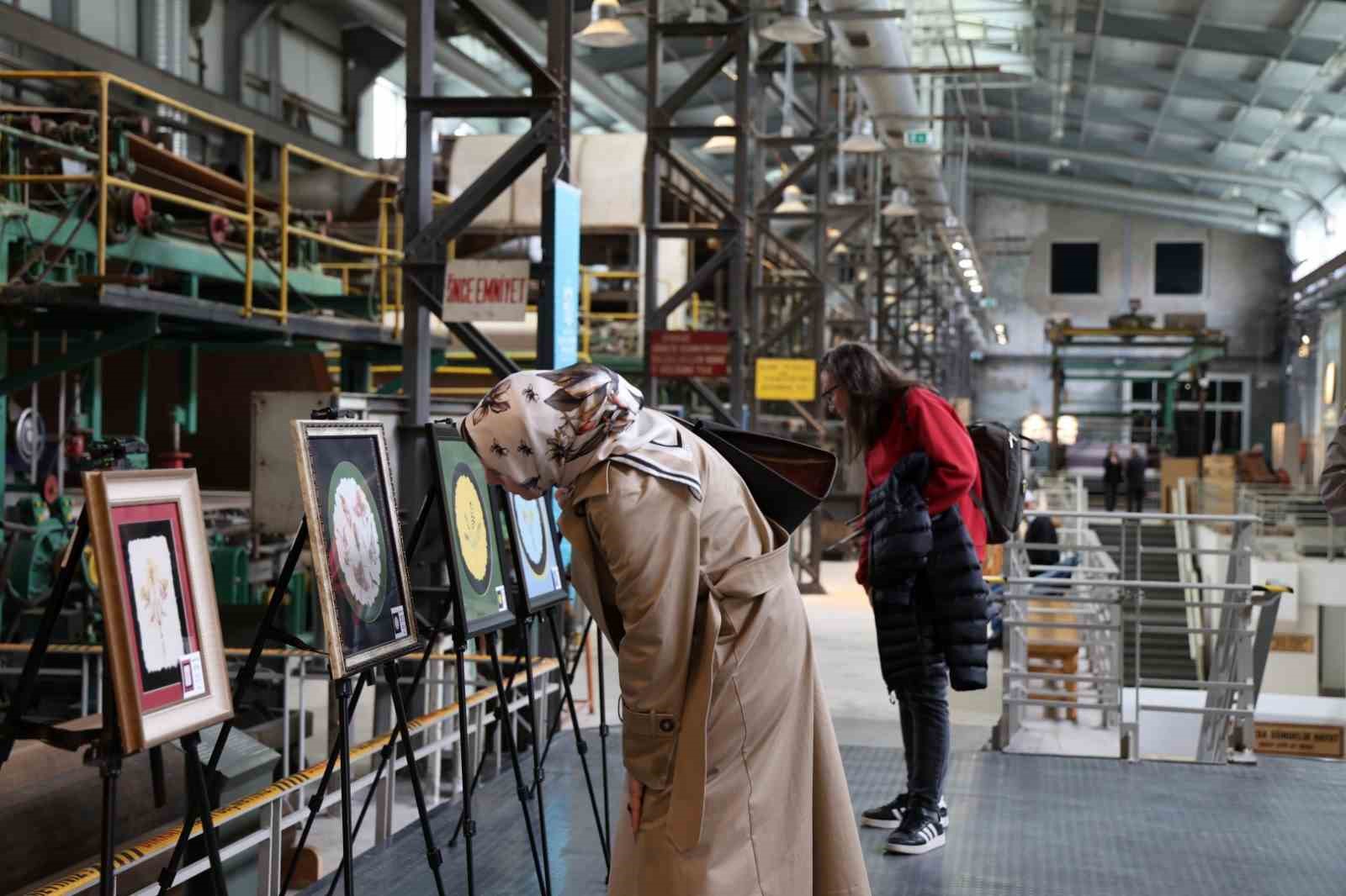 Kağıtta a&ccedil;an &ccedil;i&ccedil;ekler sergisi a&ccedil;ıldı
