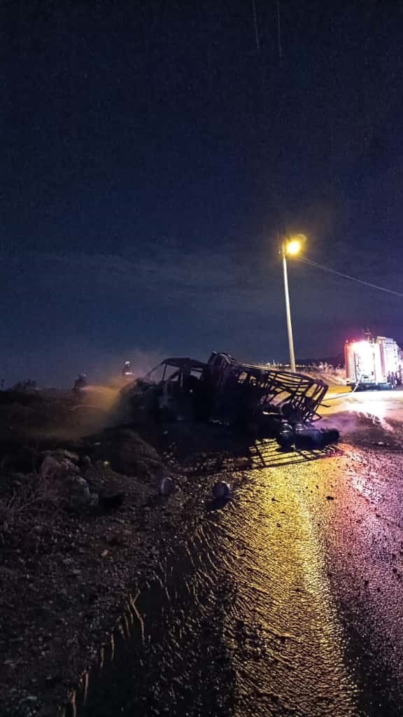 Alanya&rsquo;da mutfak t&uuml;p&uuml; y&uuml;kl&uuml; kamyonet alev alev yandı
