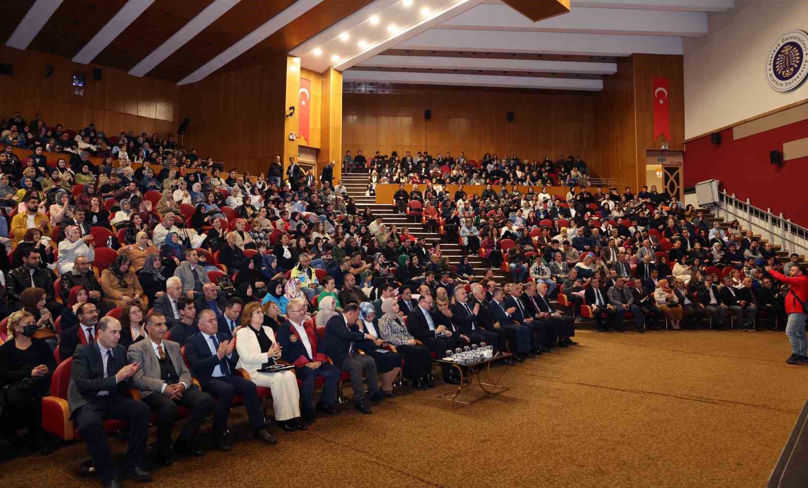 Bilimin &ouml;nc&uuml;leri, Atat&uuml;rk &Uuml;niversitesi&rsquo;nden gururla mezun oldu
