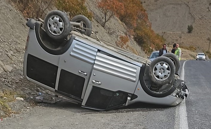 Hakkari karayolunda trafik kazası: 2 yaralı