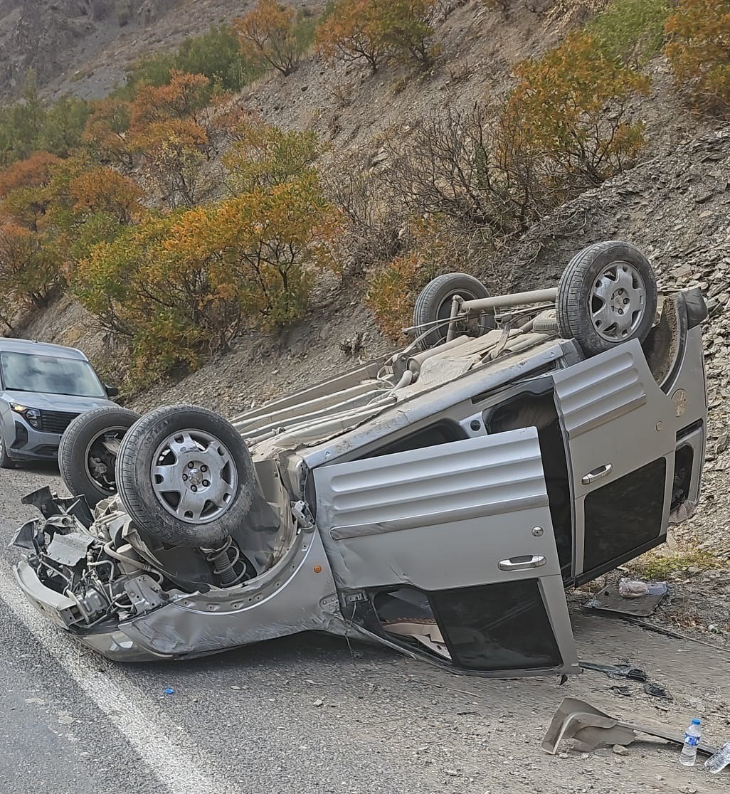 Hakkari karayolunda trafik kazası: 2 yaralı
