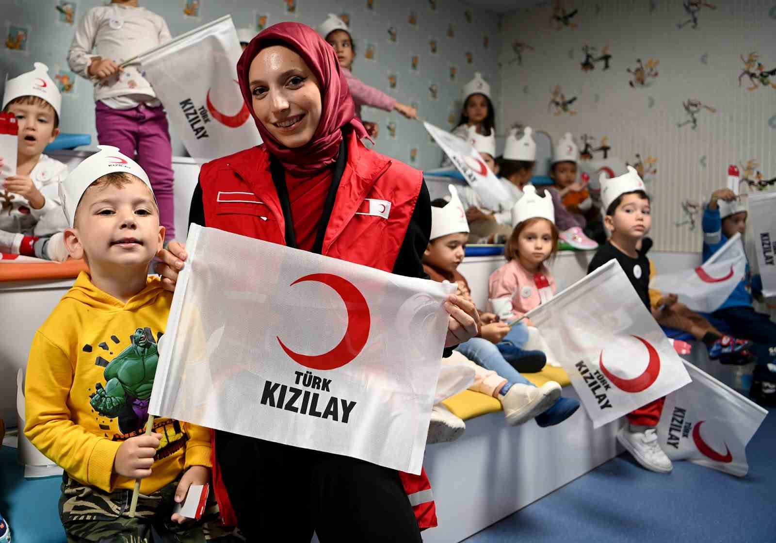 Kuşadası Belediyesi Çocuk Gelişim Merkezi’nde miniklere Kızılay anlatıldı