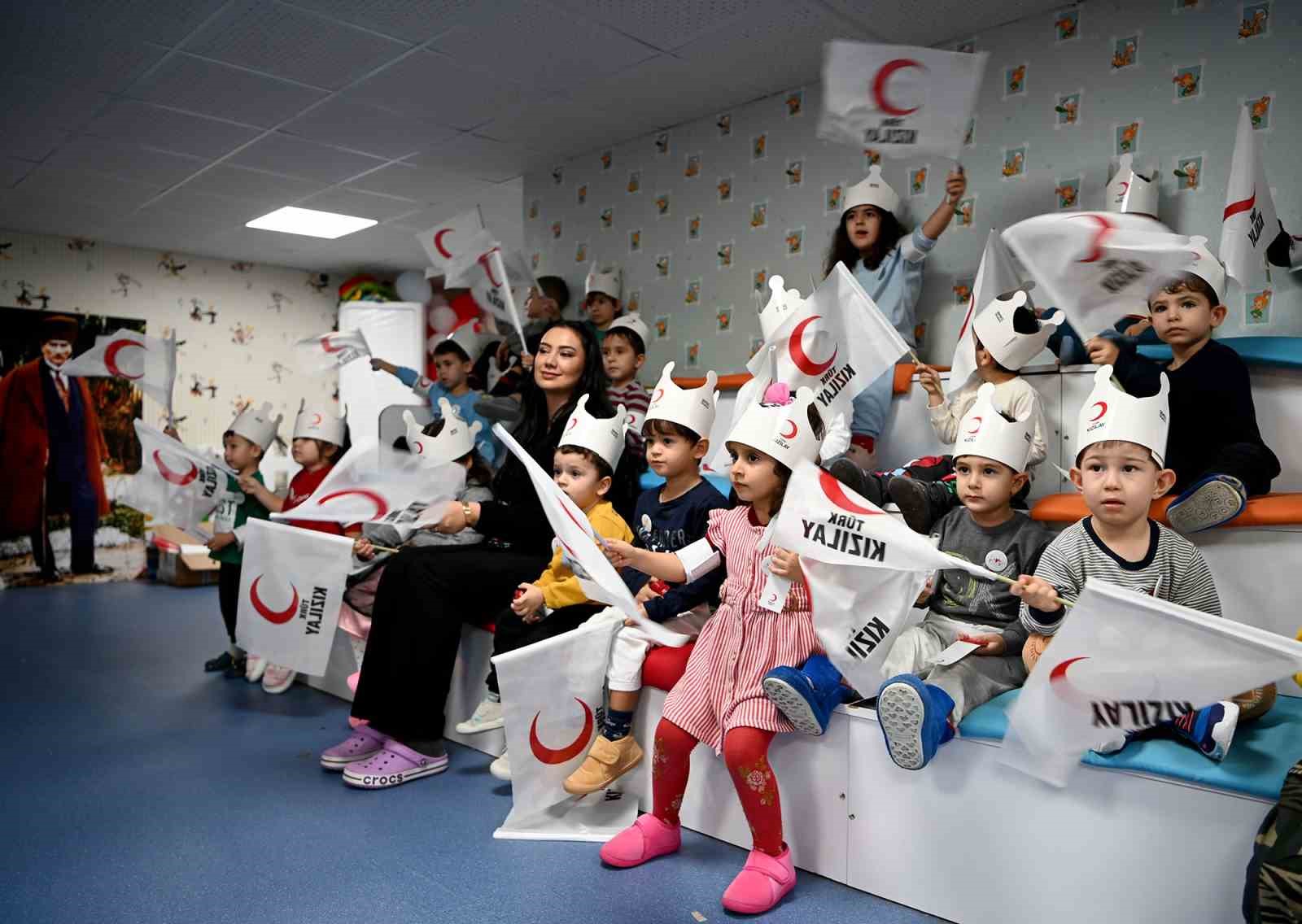 Kuşadası Belediyesi Çocuk Gelişim Merkezi’nde miniklere Kızılay anlatıldı