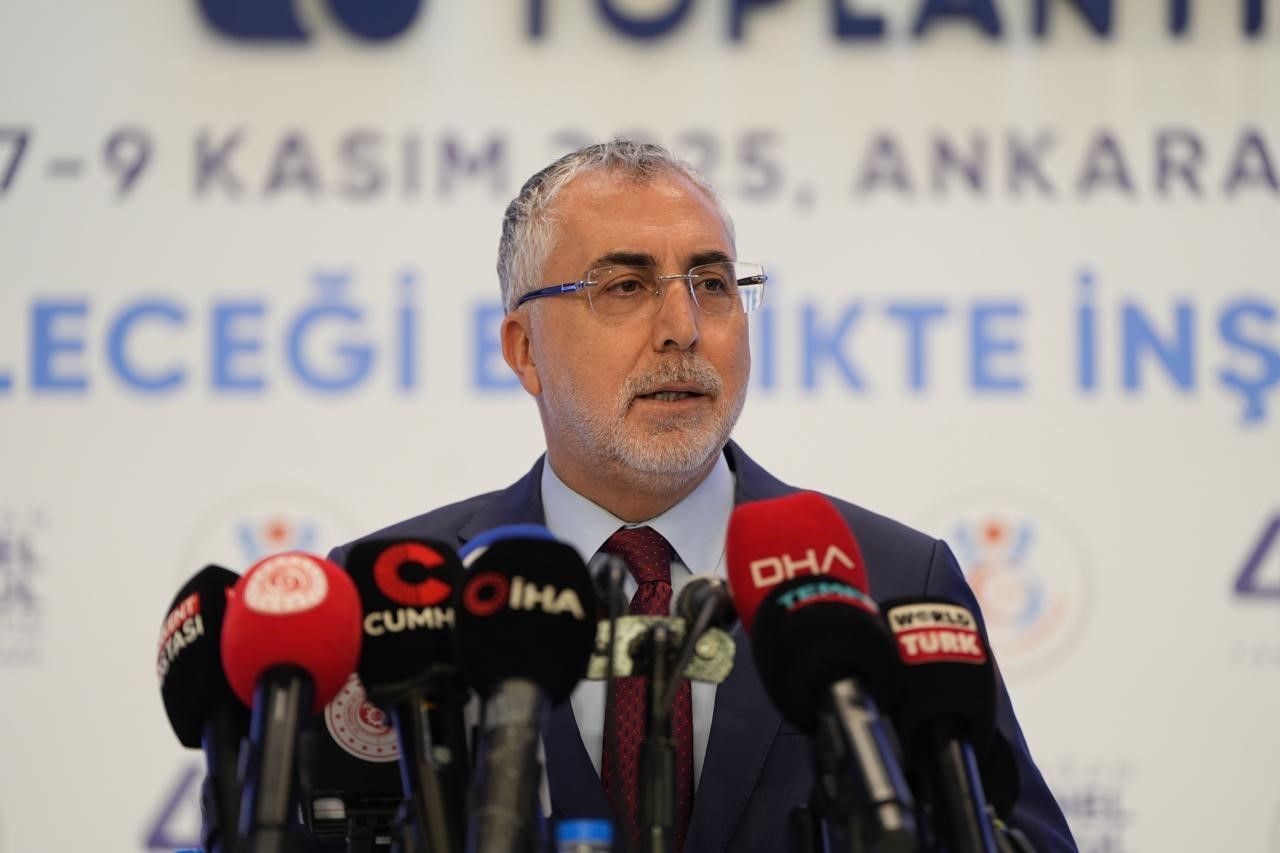 Bakan Işıkhan: "Kocaeli&rsquo;ndeki parf&uuml;m fabrikasındaki yangına ilişkin başm&uuml;fettiş g&ouml;revlendirildi"
