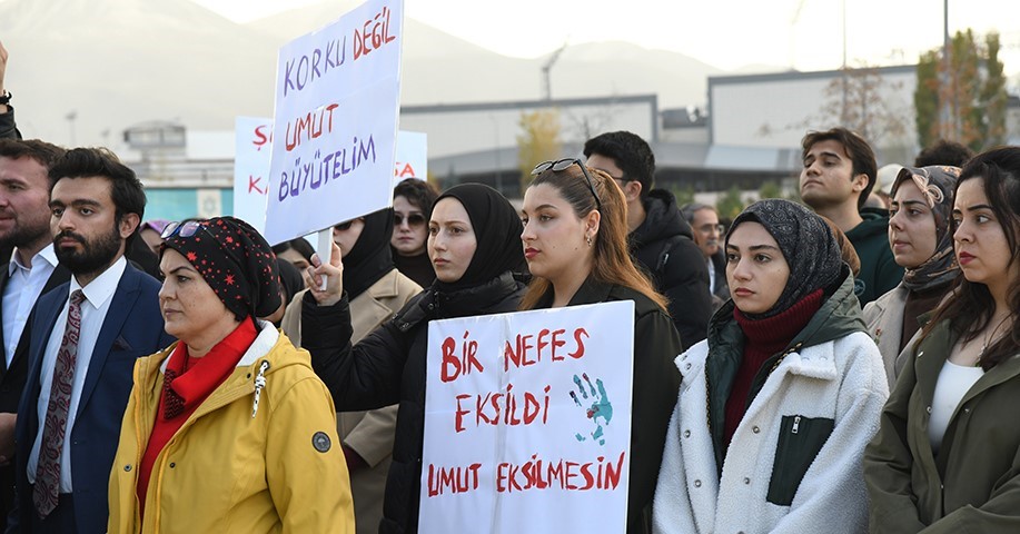 Rekt&ouml;r &Ccedil;akmak: "Kadına y&ouml;nelik şiddetin hi&ccedil;bir bi&ccedil;imi kabul edilemez"
