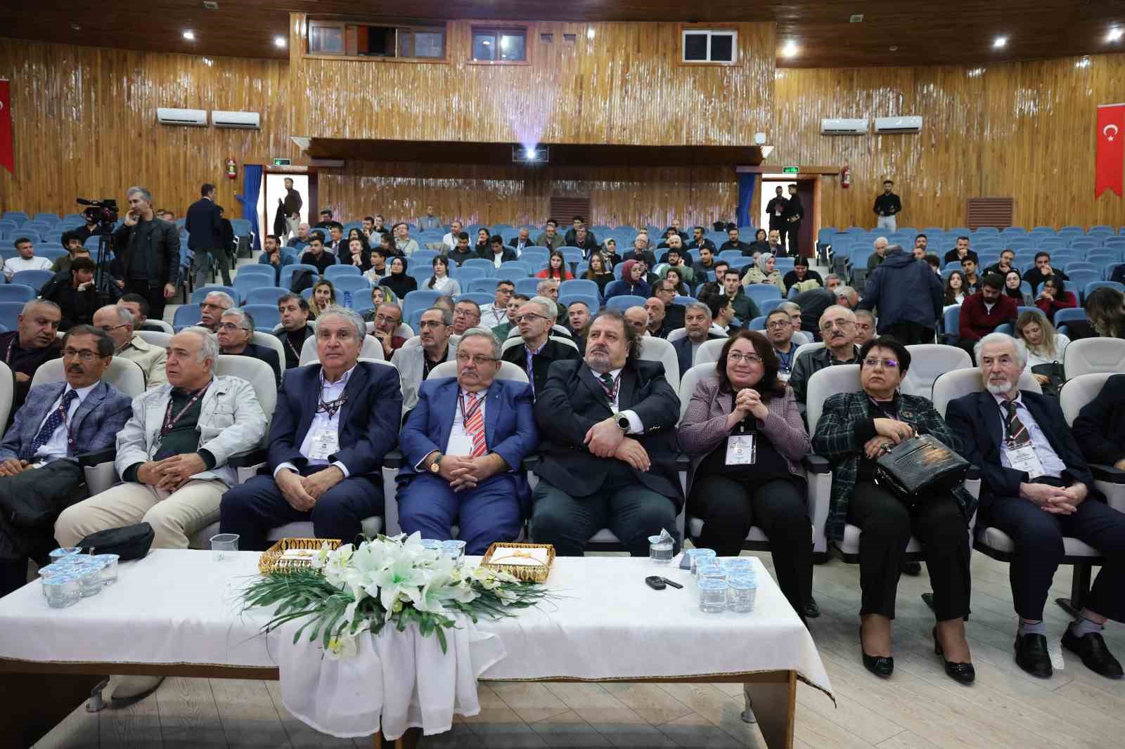 Fırat &Uuml;niversitesi 5. geleneksel mezunlar buluşması renkli anlara sahne oldu
