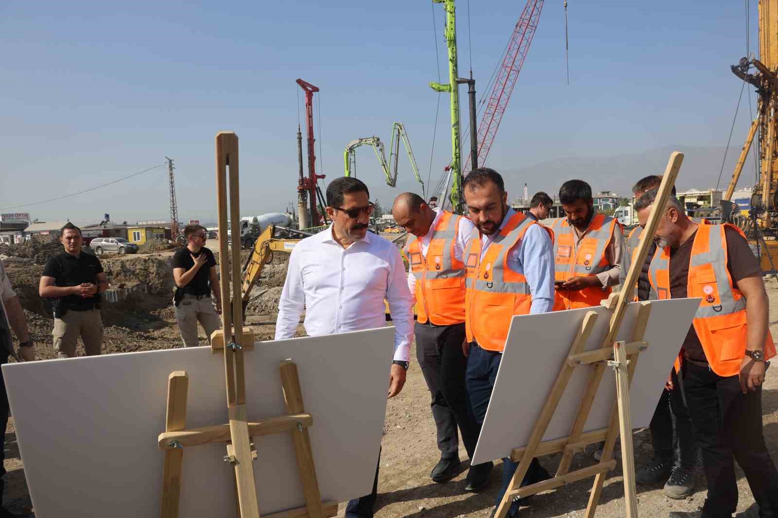 Asrın felaketi sonrası ulaşım ağının g&uuml;&ccedil;lendirildiği Hatay&rsquo;da kilit kavşağın 2026 yılı Ocak ayında hizmete a&ccedil;ılması planlanıyor
